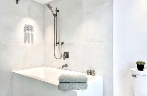 Maizerets Apartment | Urban Boho Escape 4 Bedrooms King Beds