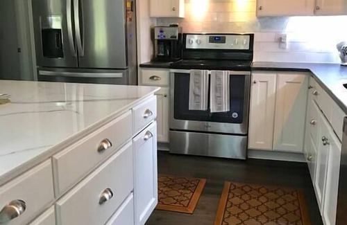 Garner House | Urban Chicken Farmhouse w Hot Tub