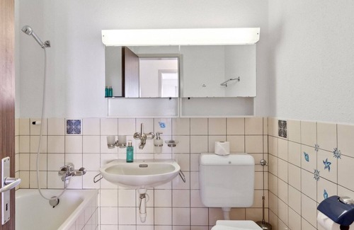 Uster District Apartment | Urban Comfort: 3 BR Practical Retreat