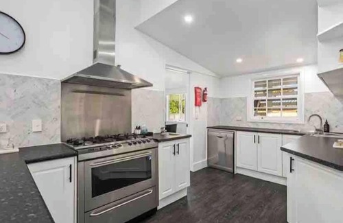 Newtown House | Urban Getaway Ipswich – 4BR Ensuites, Pets Allowed