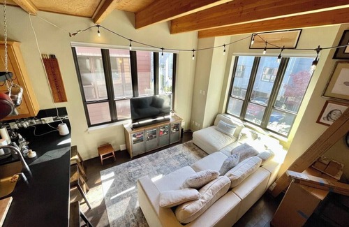 Green Lake House | Urban Green Lake Gem! Modern, Cozy, Block to Lake!