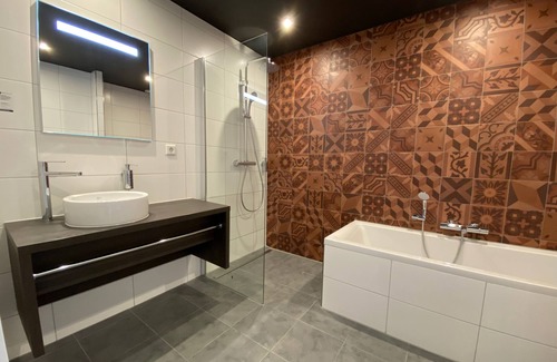 Emmen Hotel | Urban Haven Close to Emmen's Wildlands Zoo, Rensenpark Gardens & City Sights