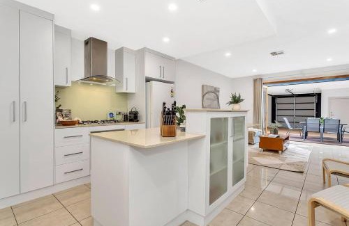 Mawson Lakes House | Urban Junction - Walk to Mawson Lakes Dining & Shops
