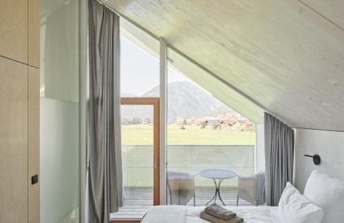 Maurach House | Urban Mountain Splitlevel with Lake View