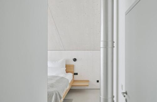 Maurach House | Urban Mountain Splitlevel with Lake View