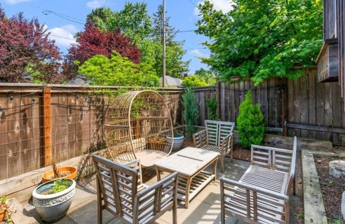 Concordia House | Urban NE PDX 3bd home plus bonus room, fenced yard and garage