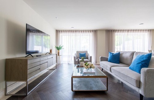 Chigwell Apartment | Urban Oasis 2BR, 2BA Chigwell Apartment