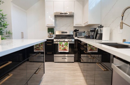North Hollywood House | URBAN OASIS: 2BR NOHO HOME BUILT 2023 w/LARGE WALK-IN CLOSET & FENCED PATIO p68