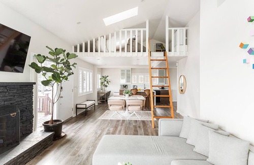 North Admiral Apartment | Urban Oasis: Bright Loft with City View Near Ferry