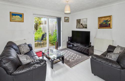 Waltham Abbey House | Urban Oasis - Modern 2B/2B Retreat Near Nature