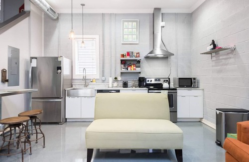 Chestnut Hill House | Urban Oasis| Private Rooftop| Close to Everything| Free Parking