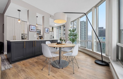 Coal Harbour Condo | Urban Outdoor Oasis in Coal Harbour