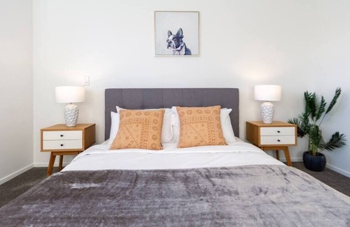 Upper Riccarton House | Urban Park Escape 2 Bed 2 Bath w/Carpark