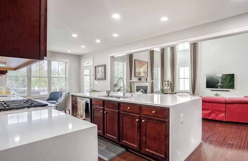 Brambleton House | Urban Retreat Luxurious and Spacious home 6BR/Movie Theatre/Gym