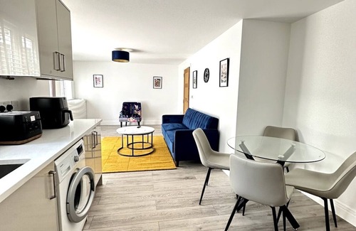 Woking Apartment | Urban Stay 5 Guests Free Parking