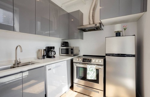 Downtown Montreal Apartment | Urban Studio on Bishop - Hot Spot Dtown MTL