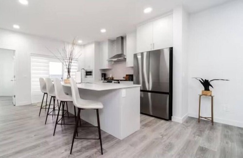 Southwest Edmonton House | Urban Utopia*Hot Tub*King Bed*BBQ*Sleeps 16*Garage