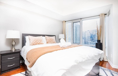 Downtown Toronto Hotel | Urban Vistas - Premier Dundas Square Locale & City Views