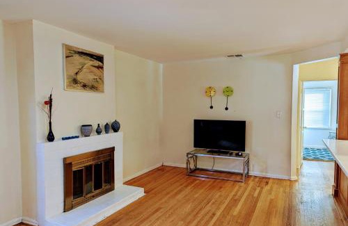 Sherman Oaks House | Entire House,Convinient location in Los Angeles , near Universal, Hollywood, Pets Friendly, Free WIFI
