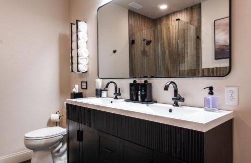 Newark Apartment | Hollyhock Suite 501: 4 bed/2 bath with soaking tub