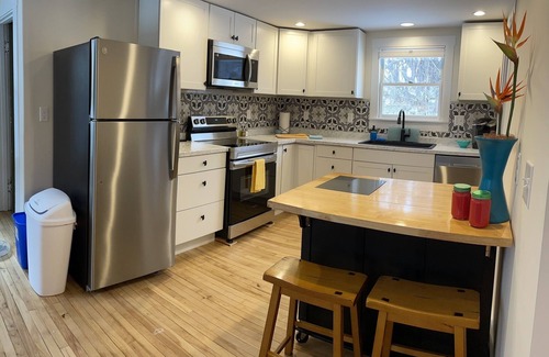 Duxbury House | Waterbury Village Hideaway with Hot Tub