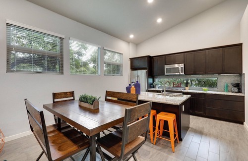 Govalle House | UT Football Fave - Mins to Downtown + Rainey St