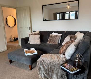 Uxbridge North Apartment | Uxbridge-Modern 2 bed Apt with Lift & Parking