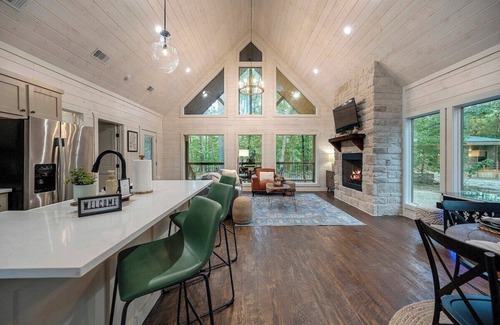 Broken Bow Cabin | Vacana-Lil Wildflower, Fishing Pond, For Couples/Families, Pets