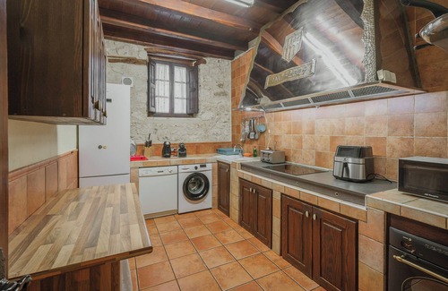 Calabazas de Fuentiduena House | Vacation Home "La Morada Del Cura" with Private Garden, Balcony & Wi-Fi