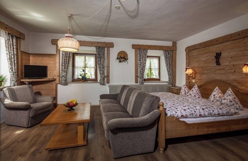 Aufham Apartment | Vacation apartment 2 Untersberg, up to 5 persons, balcony