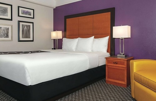 Guasti Hotel | Vacation Day Is Always A Great Idea! Enjoy Comfortable unit and Free Parking!