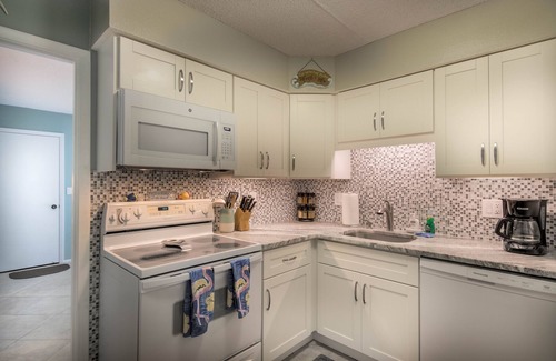 Sarasota Condo | Vacation delight! Cozy condo just steps from the beach and St. Armands circle.