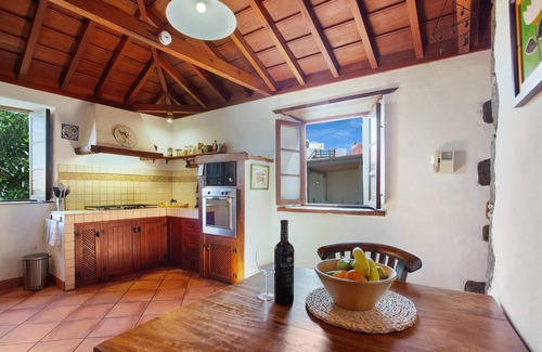 San Juan de la Rambla House | Vacation Home 'La Casona De La Rambla' with Sea View, Private Garden, Hydromassage bathtub