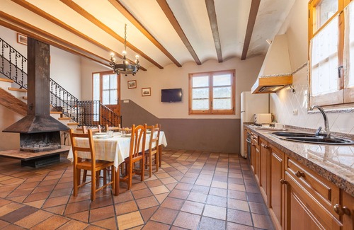 Sant Marti de Tous House | Vacation Home "El Mas De Tous" with Mountain View, Private Pool and Wi-Fi