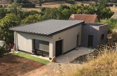 Sebrazac House | Vacation Home "Gîte Du Travers" with Private Terrace, A/C & Wi-Fi