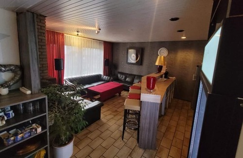 Verl House | Vacation Home "Hani's Partyhaus" with Private Mini Pool, Private Terrace & Wi-Fi