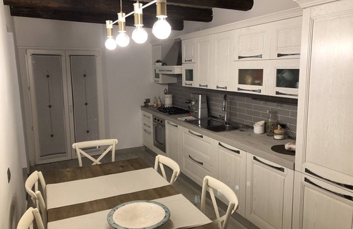 Montefalcone Appennino House | Vacation home IL VECCHIO BORGO, in front of the beautiful setting of the Sibillini Mountains