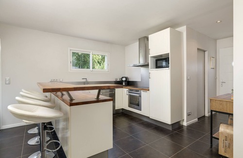 Sadirac House | Vacation Home "L Entre2mers" with Private Terrace, Tennis Court & Wi-Fi