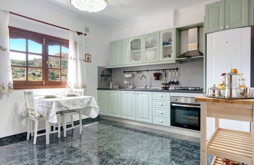 La Solana House | Vacation Home "Las Monarcas" with Mountain View, Private Terrace & Wi-Fi
