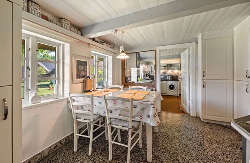 Stadum House | Vacation home 'Poppenstuuv', idyllic baroque fairytale garden, sauna, parking, Wi-Fi