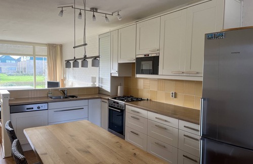 Heeg Apartment | Vacation home right on the water with mooring