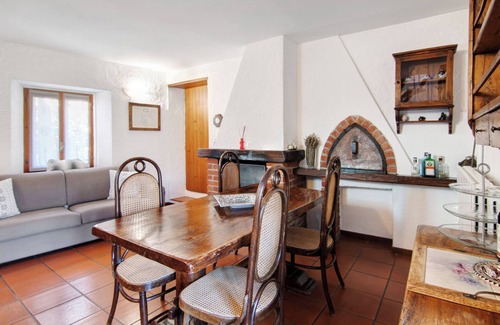 Moltrasio House | Vacation Home "Stone House of the year 1500" with Lake View & Wi-Fi