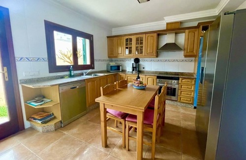 Les Meravelles House | Vacation home with pool for 8 people 200 m to the beach.