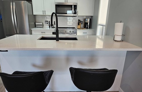 Central Okanagan House | Vacation in luxury ! A golfers Dream.Modern newly built modular home.