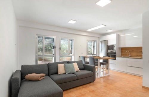 Sardina Apartment | Vacation 'S Q Playa De Sardina' with Mountain View, Shared Pool and Wi-Fi