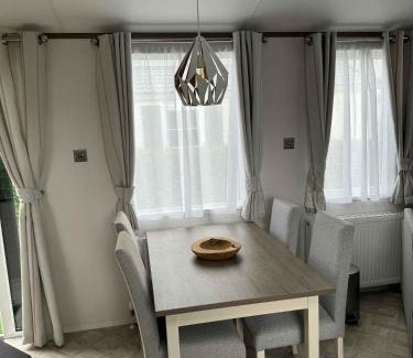 Jabbeke Ski Chalet | Vakantiepark Klein Strand - Luxe Chalet 4p