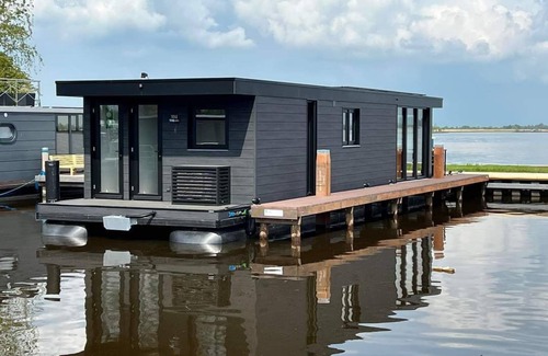 Offingawier Boat Rental | Vakantiewoonboot De Waterparel Direct aan Sneekermeer