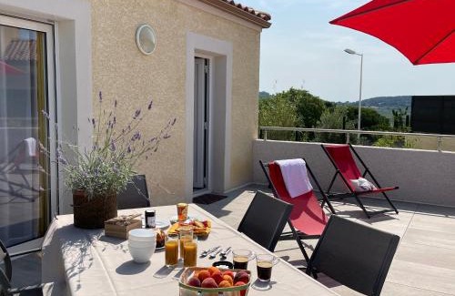 Neffies House | Val des Bruyères - gîte 15mn Pézenas avec terrasse et cour close - Parking privatif securisé - wifi FTTH gratuit