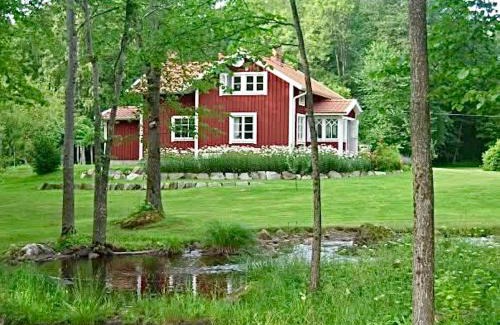 Lerdala Villa | Vallevägen Country Retreat - Private Pond, Fireplace & Nature