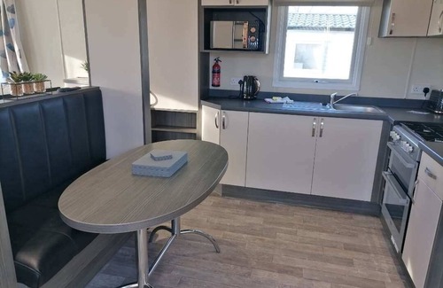 Dymchurch Apartment | Valley side - 3 bedrooms sleeps 8